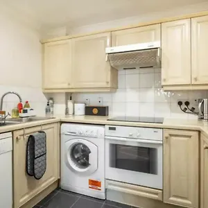 1 Bedroom Flat With Free Parking Apartment London