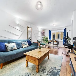 Quirky Canary 2bed, Free Parking, Smart Tv & Games Apartment London